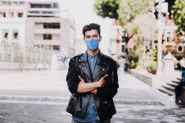 Latin Amerika 'da enfeksiyon ya da solunum hastalıklarını önlemek için maske takan İspanyol adam, Meksika' da bulaşıcı koronavirüse karşı korunan Meksikalı adam.