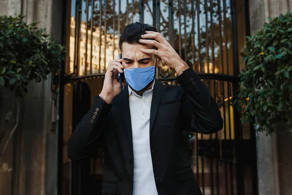Besorgter Mann Trägt Mundschutz Gegen Ansteckendes Coronavirus Und Telefoniert Draußen — Stockfoto
