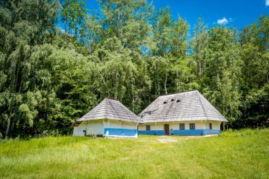 Topraktan inşa ve saman ile kaplı eski köy evi