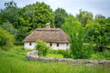 Eski geleneksel Ukrayna kulübe doğal malzemelerden yapılmış bir ekolojik yapıdır
