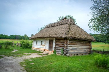 Eski geleneksel Ukrayna kulübe doğal malzemelerden yapılmış bir ekolojik yapıdır
