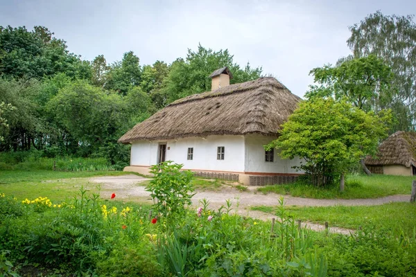 Старий Сільський Будинок Побудований Глини Покритий Соломою — стокове фото