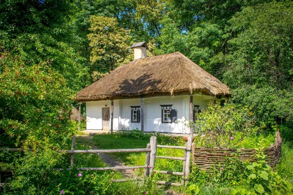 Topraktan inşa ve saman ile kaplı eski köy evi