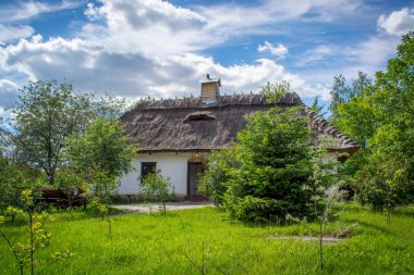 Eski geleneksel Ukrayna kulübe doğal malzemelerden yapılmış bir ekolojik yapıdır