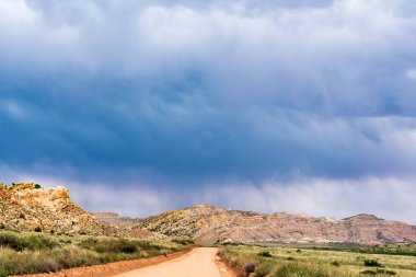 Fırtına bulutları ve çakıl yol Güney Utah