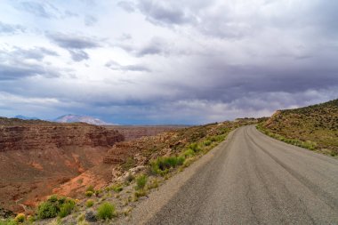 Fırtına bulutları ve çakıl yol Güney Utah
