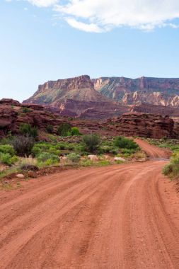 Çakıl yol Güney Utah Çölü'nde