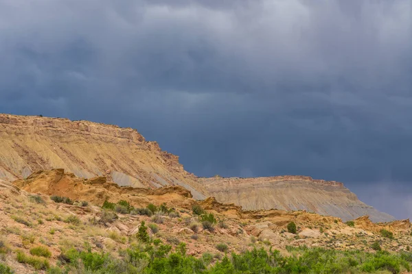 Bouřková mračna a štěrkové cestě v jižním Utahu — Stock fotografie