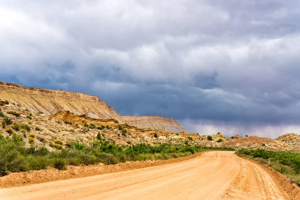 Nuvole di tempesta e strada sterrata nel sud dello Utah — Foto Stock