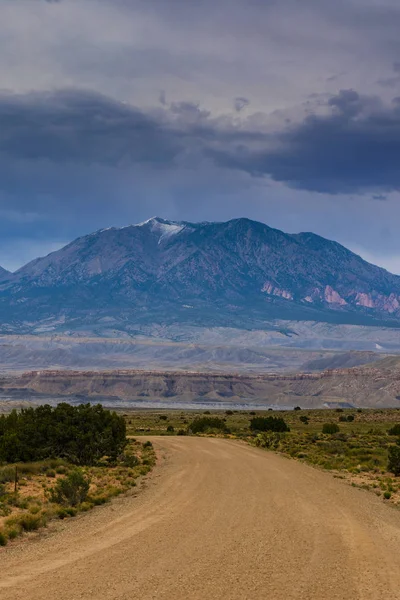 Nubes de tormenta y camino de grava en el sur de Utah — Foto de Stock