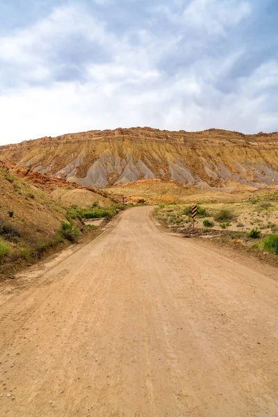 Nubes de tormenta y camino de grava en el sur de Utah — Foto de Stock