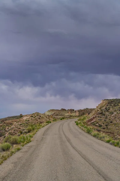 Nubes de tormenta y camino de grava en el sur de Utah — Foto de Stock