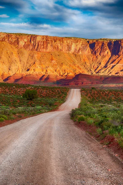 Gravel road in southern Utah desert — Stock Photo, Image