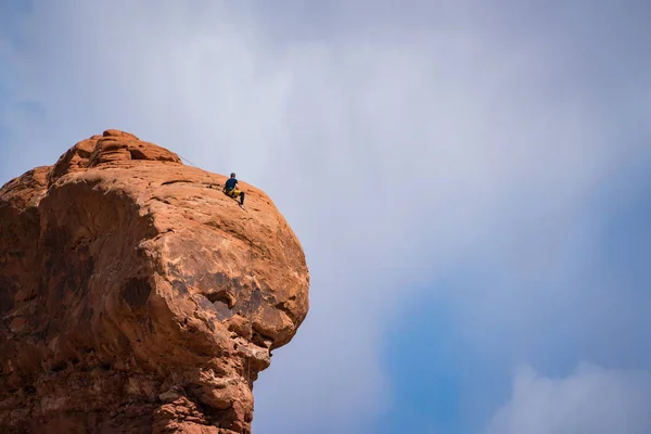 Escalador de rocas en la cima del ascenso —  Fotos de Stock