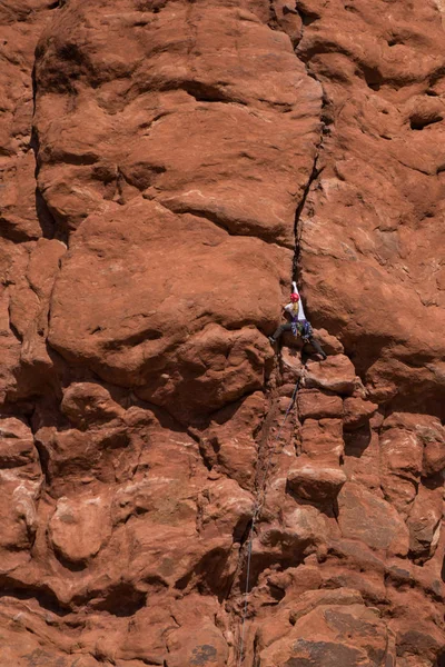 Жінка альпіністка на скелі — стокове фото