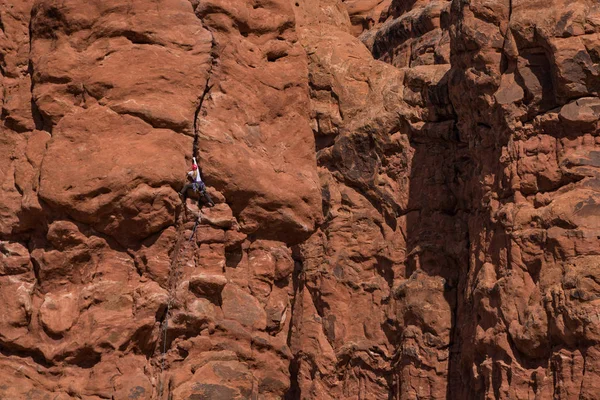 Mujer escaladora en el acantilado —  Fotos de Stock