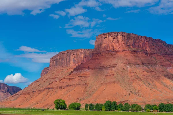 Paysage de l'Utah avec Butte rouge et ferme — Photo