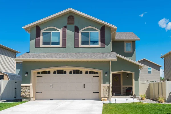 Newly constructed house with attached garage — Stock Photo, Image