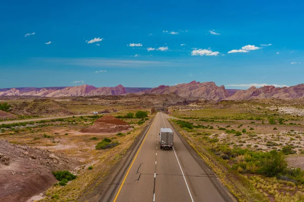 유타의 사막 고속도로에 세미 트럭 — 스톡 사진