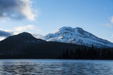 Sakin gölde yansıyan dağ görünümünü