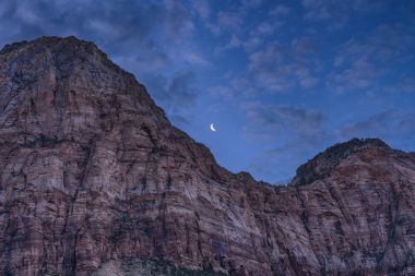 Zion national Park, Utah kayalık uçurum yukarıda moon