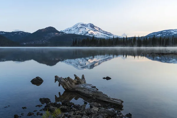 Vista serena della montagna riflessa nel lago — Foto Stock