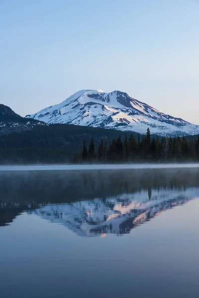 Vista serena de la montaña reflejada en el lago —  Fotos de Stock