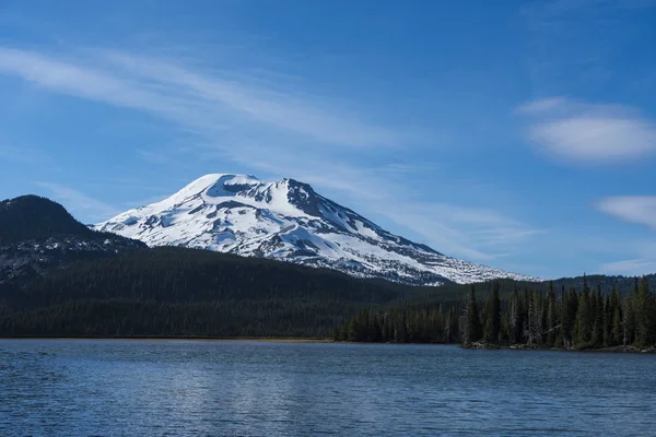 山の穏やかな景色が湖に反映 — ストック写真
