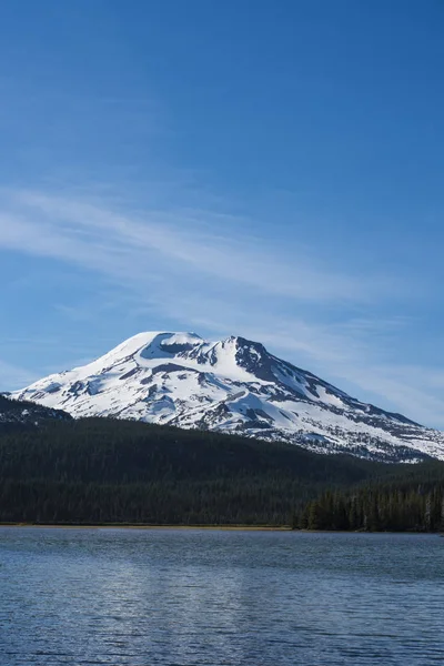 Vista serena della montagna riflessa nel lago — Foto Stock