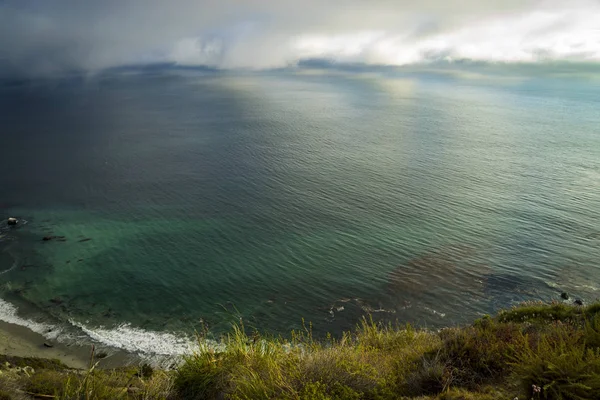 Прекрасный туман над океаном — стоковое фото