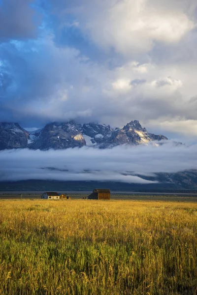 Piccola casa con vista sulla gamma Teton — Foto Stock