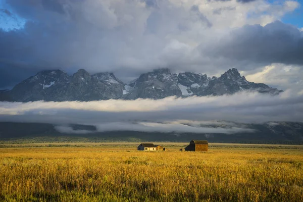 Small house with a view of the Teton range — Stock Photo, Image