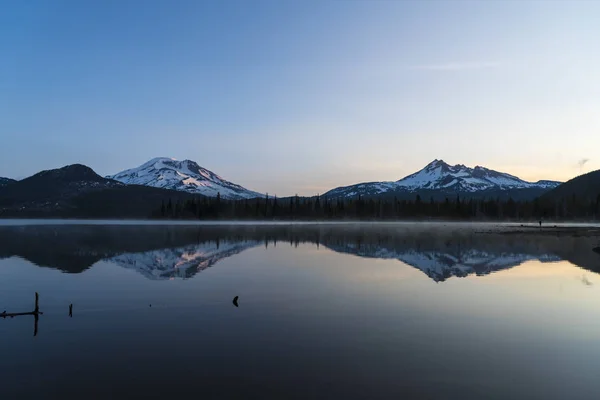 Vista serena de la montaña reflejada en el lago Imagen de archivo