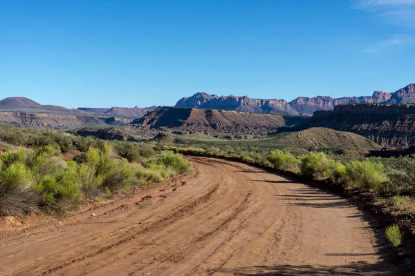 Camino de grava en el desierto del sur de Utah Fotos de stock