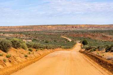 Çakıl yol Güney Utah Çölü'nde