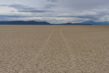 Araba parçaları bulunan kırık çamur çöl