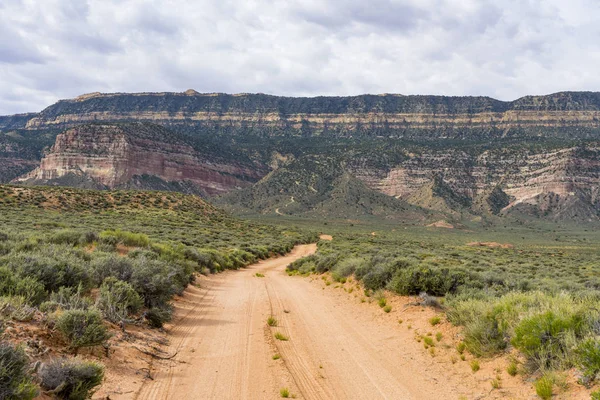 Camino de grava en el desierto del sur de Utah — Foto de Stock