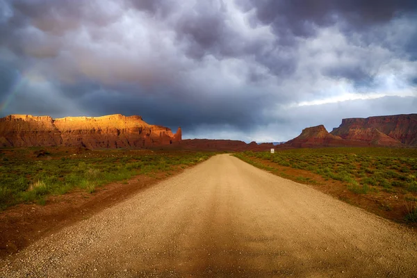 Nuvens de tempestade e estrada de cascalho no sul do Utah — Fotografia de Stock