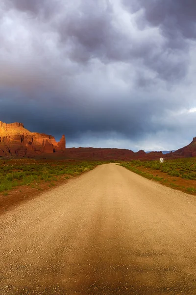 Nuvole di tempesta e strada sterrata nel sud dello Utah — Foto Stock