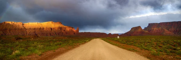 Myrskypilvet ja soratie Etelä-Utahissa — kuvapankkivalokuva