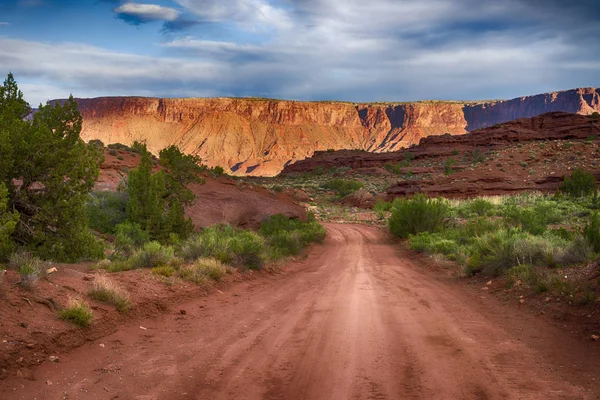 Estrada de cascalho no sul do deserto de Utah — Fotografia de Stock