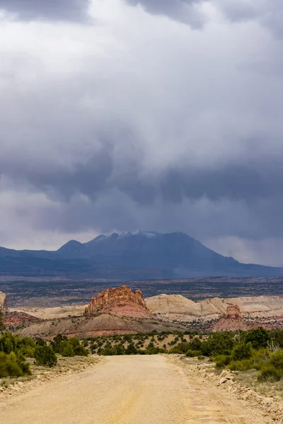 Nubes de tormenta y camino de grava en el sur de Utah — Foto de Stock