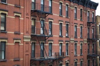 Kırmızı tuğla New York'ta apartmanda