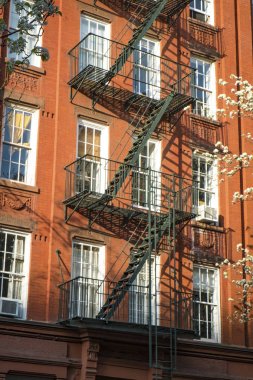 Kırmızı tuğla New York'ta apartmanda