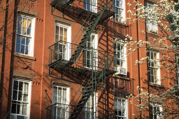 Budynek mieszkalny z czerwonej cegły, w Nowym Jorku — Zdjęcie stockowe