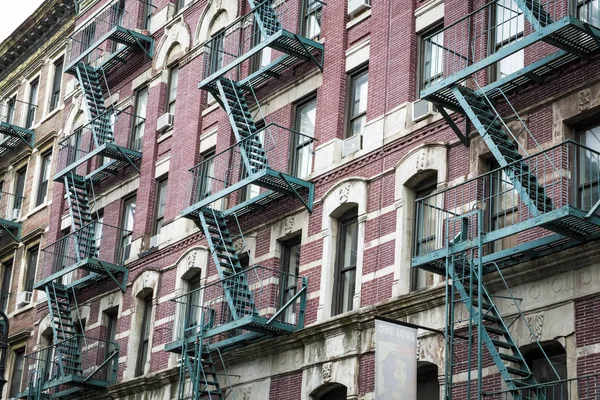 Budynek mieszkalny z czerwonej cegły, w Nowym Jorku — Zdjęcie stockowe
