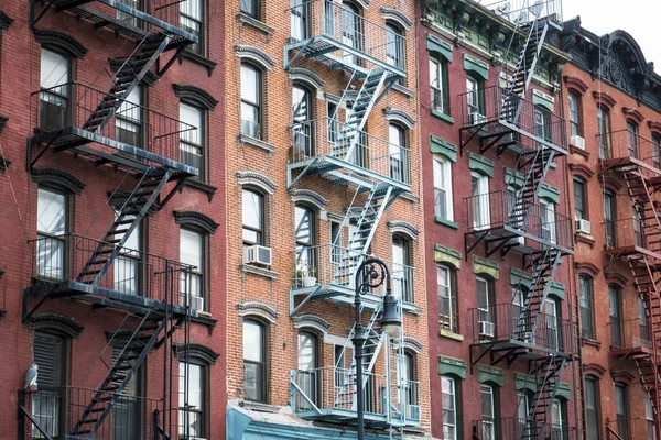 Edifício de apartamentos em tijolo vermelho em Nova York — Fotografia de Stock