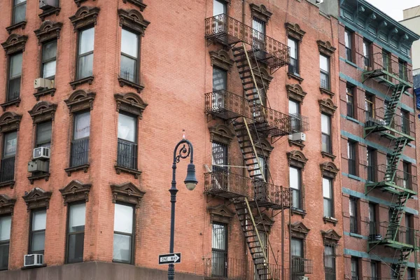 Red Brick lejlighed bygning i New York City - Stock-foto