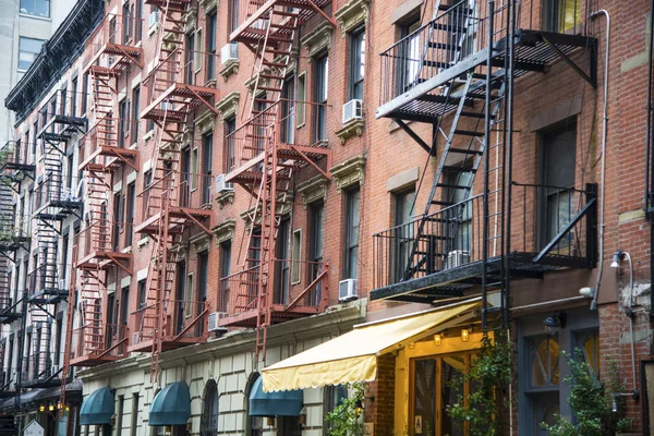 Red brick apartment building in New York City — Stock Photo, Image