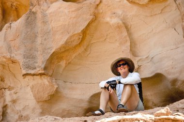 Bir kayalığın gölgesinde serinlemek kadın